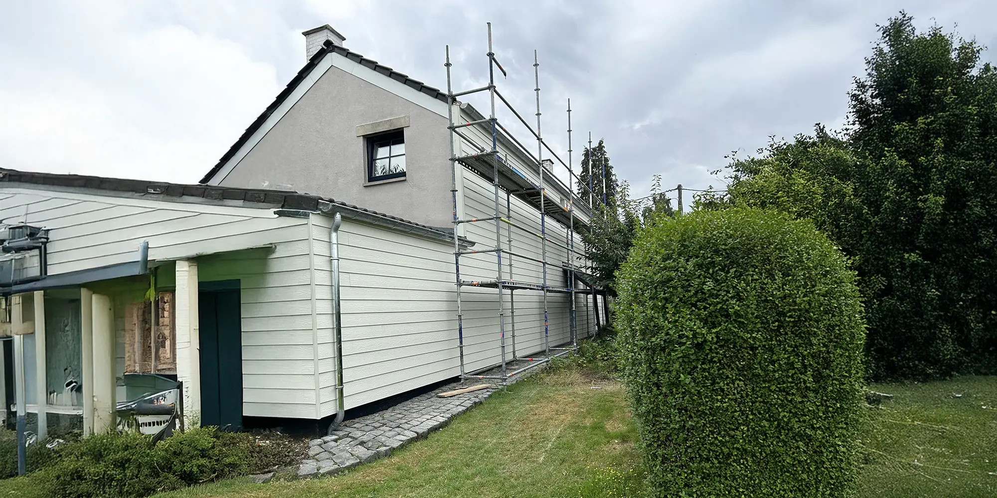 façade avec bardage en siding et échafaudage