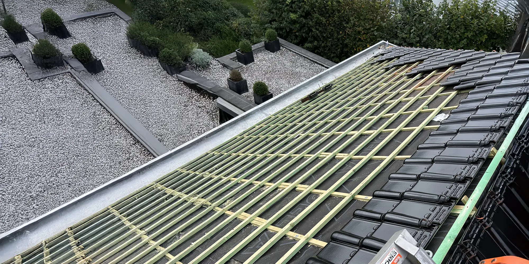 Installation couverture sur toit en pente