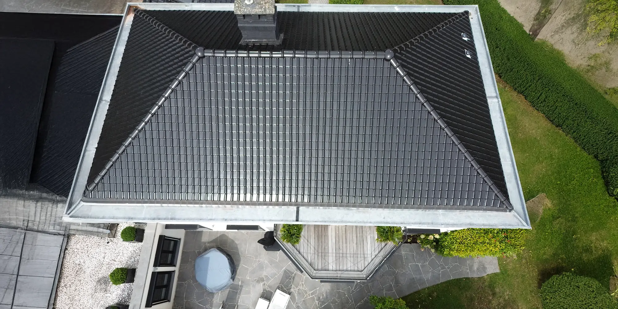 toiture en pente avec terrasse